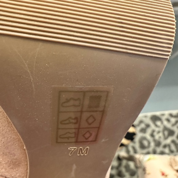 Size 7 Never worn Le Chateau heels. - Picture 2 of 7